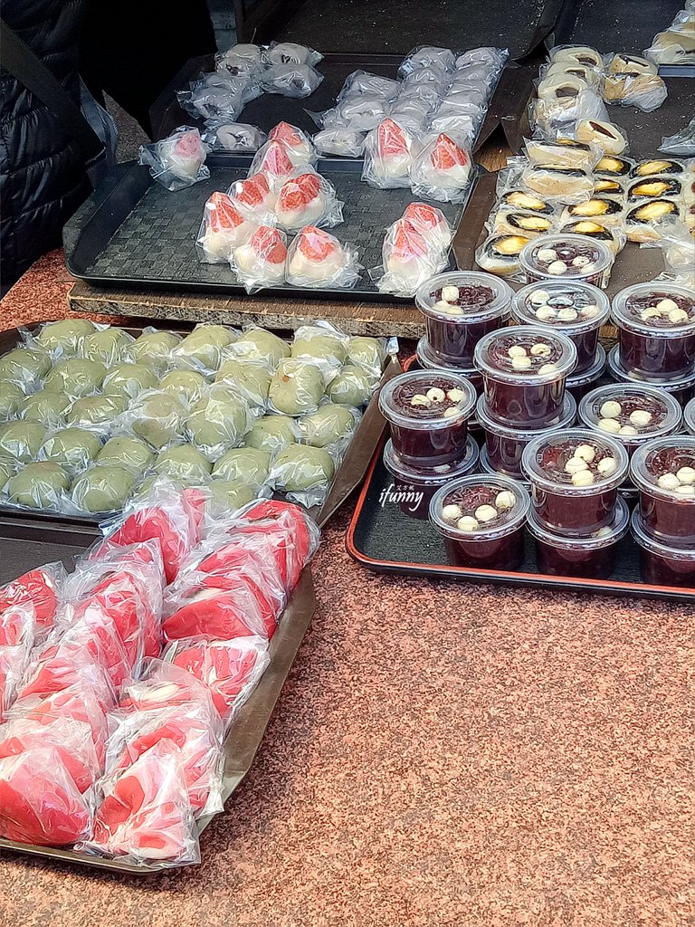 [南京復興站]黑麻糬 遼寧街美食~傳統兼具創新的銅板美食~遼寧夜市草莓大福 - ifunny